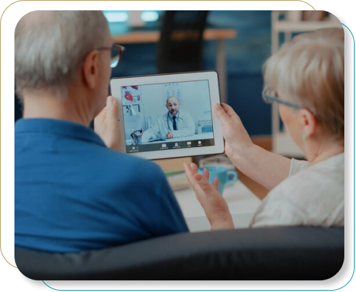 Pacientes idosos realizando teleconsulta através da plataforma Adama, demonstrando flexibilidade e acessibilidade do atendimento médico online